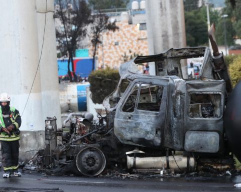 Four dead and ninety injured by explosion of a gas pipe in Mexico City