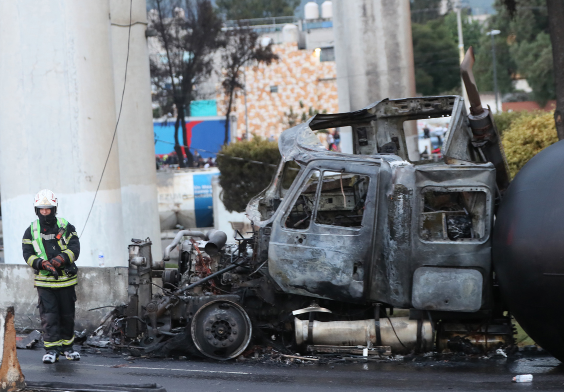 Four dead and ninety injured by explosion of a gas pipe in Mexico City