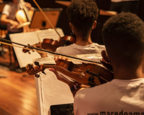 Free music classes are offered at Complexo da Maré