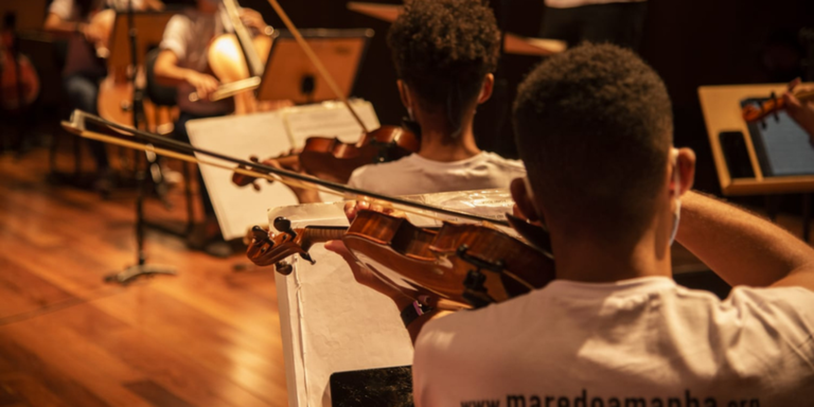 Free music classes are offered at Complexo da Maré