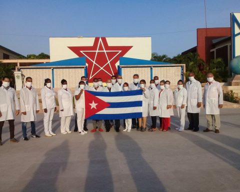French mayors and leaders ask Macron authorization to hire Cuban doctors