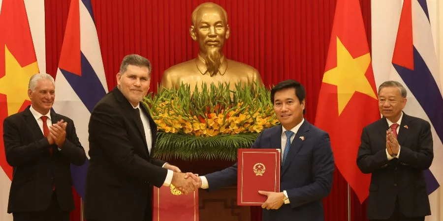 De izquierda a derecha, Miguel Díaz-Canel, Oscar Pérez-Oliva Fraga, ministro de Comercio Exterior y la Inversión Extranjera de Cuba; Nguyen Tuong Van, viceministro de la Construcción de Vietnam y un funcionario no identificado, durante la reciente visita del gobernante cubano a Vietnam