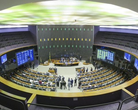 Fux claims to maintain a number of deputies in the 2026 elections