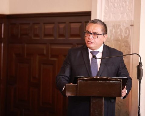 GOVERNMENT AUTHORIZES JUAN JOSÉ SANTIVÁÑEZ to Switzerland despite the impediment of departure from the country