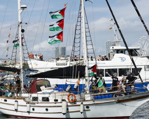 Gaza's help flotilla sails from Barcelona after delay for bad weather