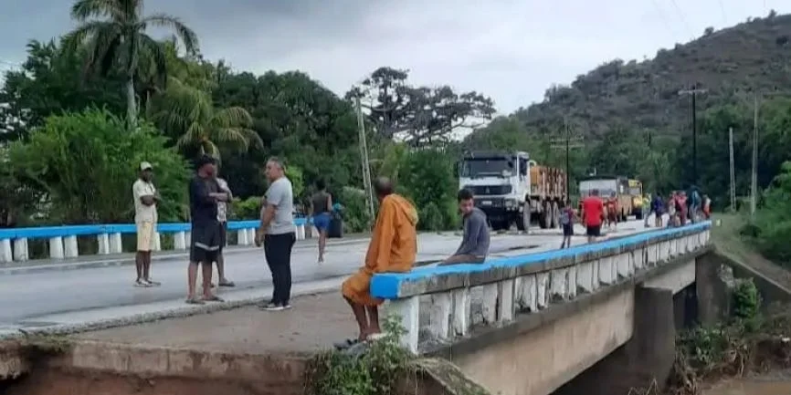 El puente Cañizo, en el municipio santiaguero de GUamá, sufrió daños estructurales por las intensas lluvias de Imelda
