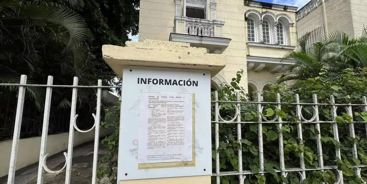Ofertas de empleo en la puerta de la Embajada de Granada en La Habana