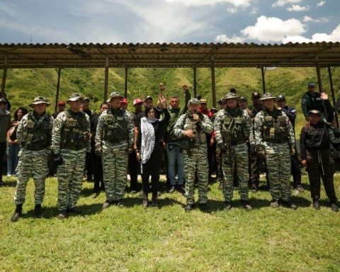 HAIR: Those who enter Venezuela will have a 100 -year war