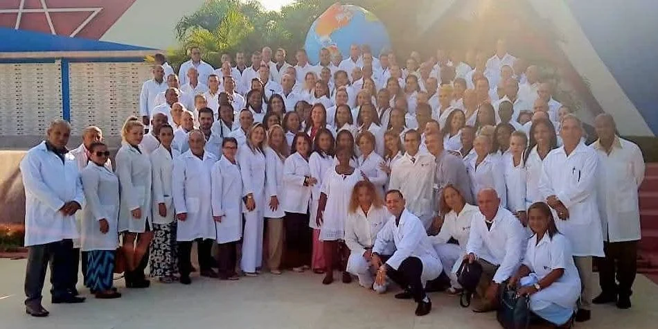 Segundo grupo de médicos cubanos exportado a Calabria. La foto fue tomada en el verano de 2023 en la Unidad Central de Cooperación Médica en La Habana, Cuba, antes de su partida hacia Italia