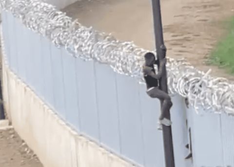 Haitians continue to mock border wall in Dajabón