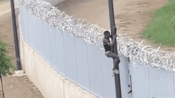 Haitians continue to mock border wall in Dajabón