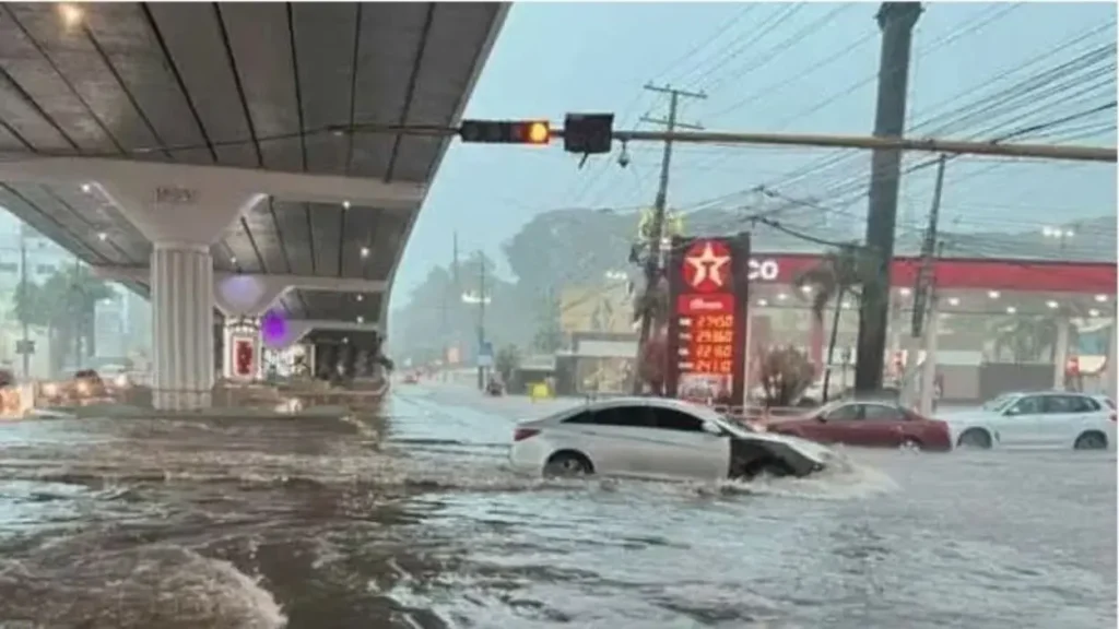 Fuertes lluvias provocan inundaciones y caos en Santiago