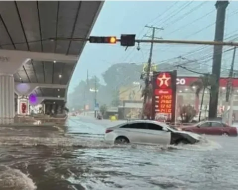 Fuertes lluvias provocan inundaciones y caos en Santiago