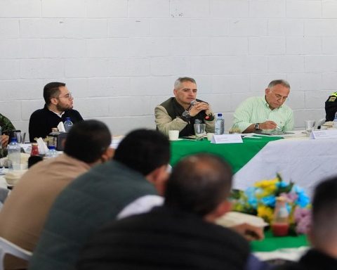 Helicopter carrying the governor of Antioquia was intimidated with drones