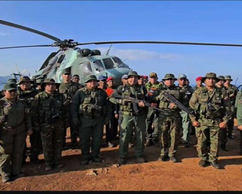 High officers carry out defense exercises on the Venezuelan coast
