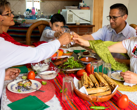How much do Mexicans spend at the 2025 national holidays? Guisados, Pozole and Family Budgets