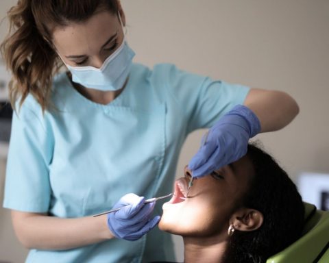 How much money a dentist in Chile earns per month | Salaries
