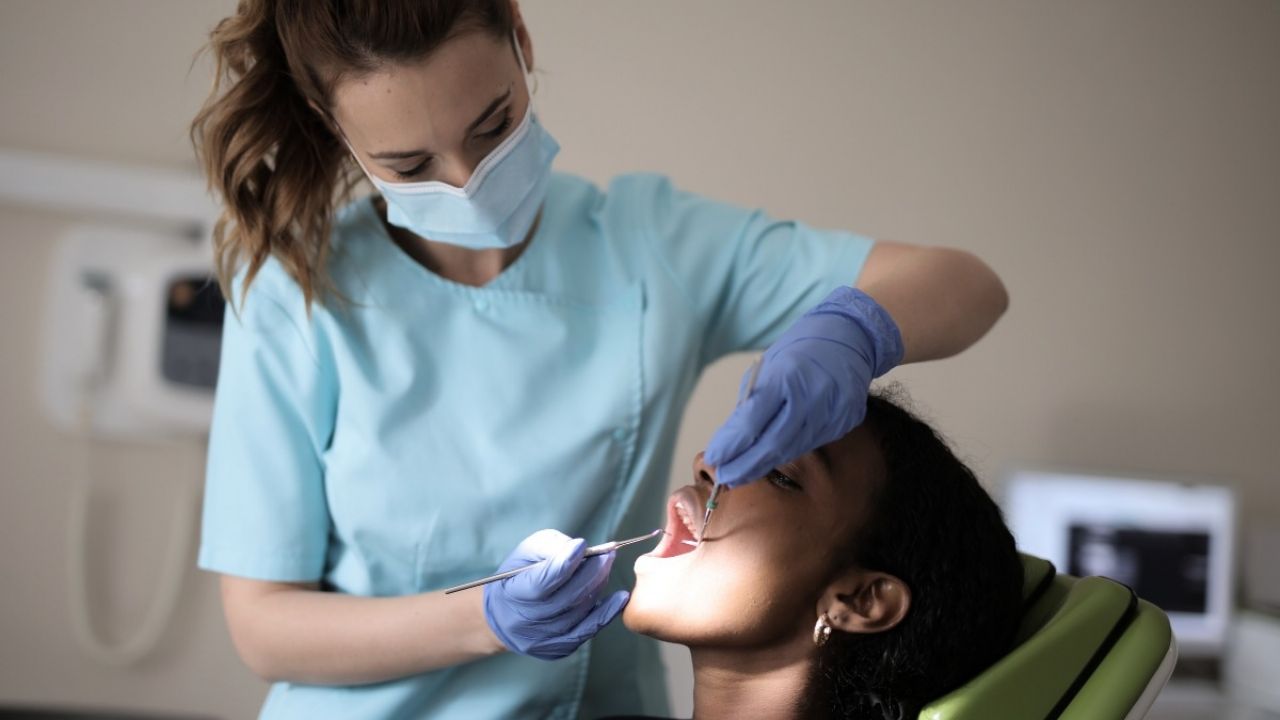How much money a dentist in Chile earns per month | Salaries