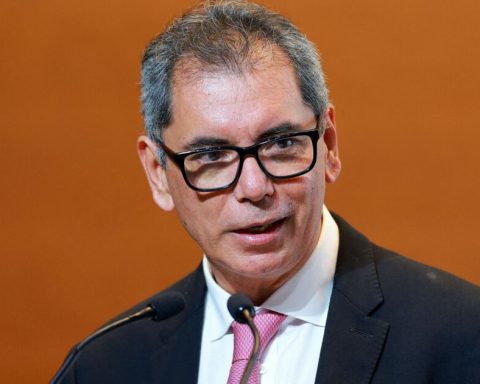 How sensitive is the 2026 budget to changes in the dollar?