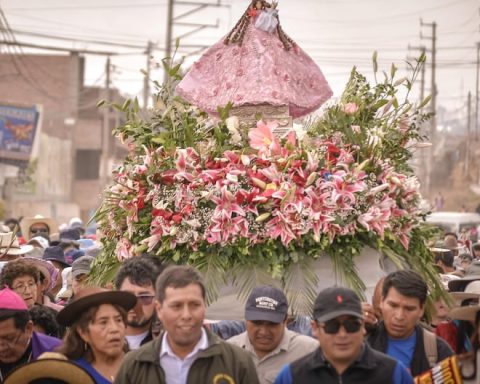 Human Sea pilgrim with Virgen de Cocharcas to receive his blessing