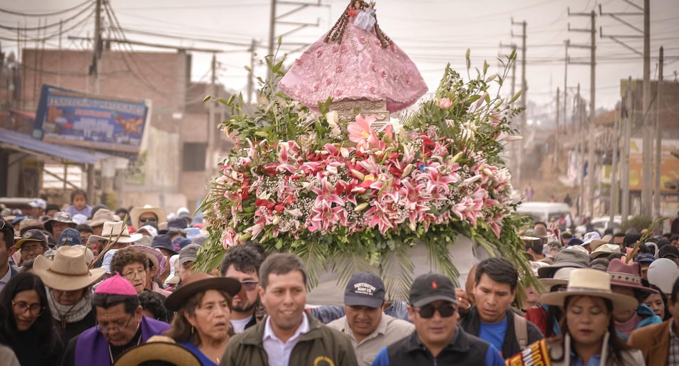 Human Sea pilgrim with Virgen de Cocharcas to receive his blessing