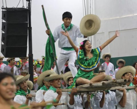 Hundreds of dancers look at the ELAY PUEJ Festival