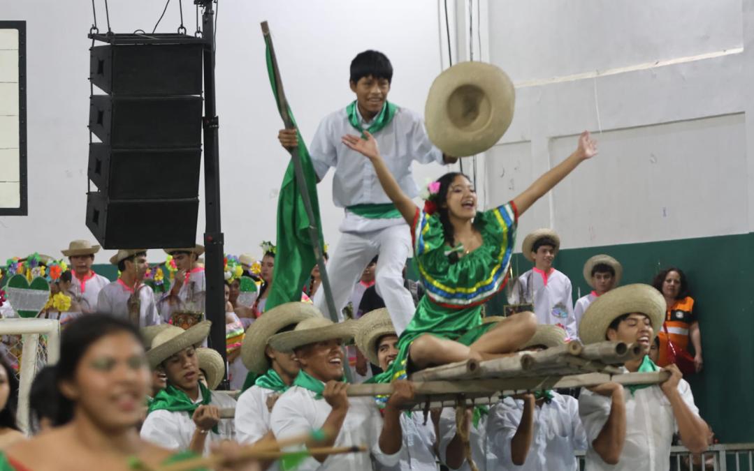 Hundreds of dancers look at the ELAY PUEJ Festival