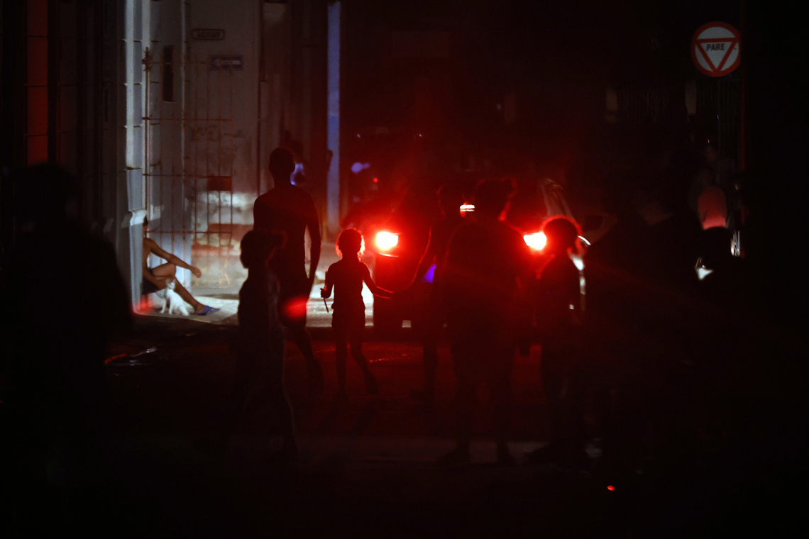 "If you cling, you die of heart attack": Cubans resign before the electric collapse