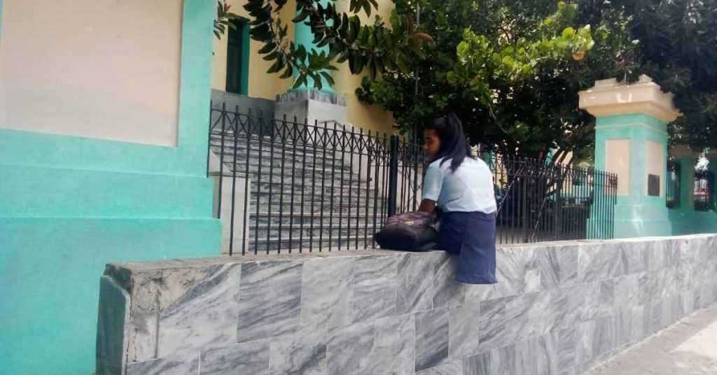 In Federico Engels de Matanzas, English is studied when the assigned teacher appears