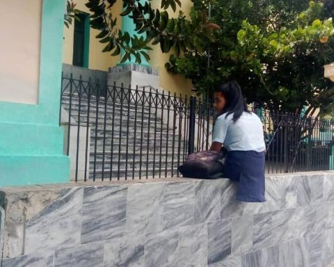 In Federico Engels de Matanzas, English is studied when the assigned teacher appears