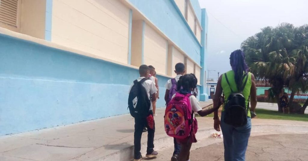 In Matanzas, a teacher changed the chalk for the bricks to lift her own home
