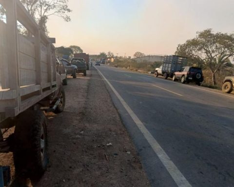 In ascent long lines of vehicles persist in search of fuel