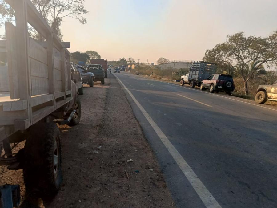 In ascent long lines of vehicles persist in search of fuel