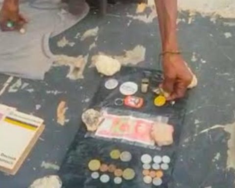 In front of Coppelia, a homeless sells official medals collected in the garbage