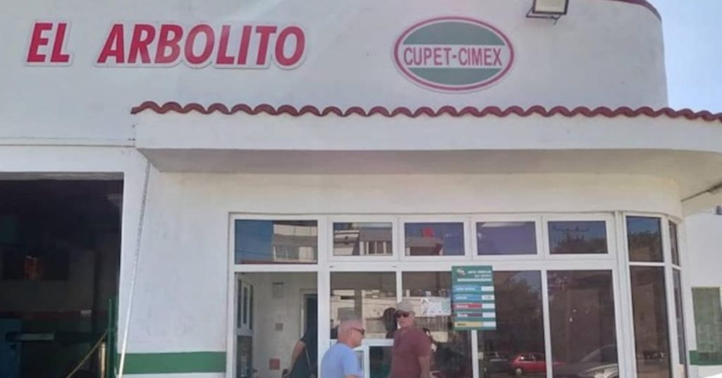 In the gas station of 42 and 33 in Havana, the 'Coleros' impose their law
