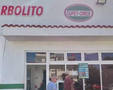 In the gas station of 42 and 33 in Havana, the 'Coleros' impose their law