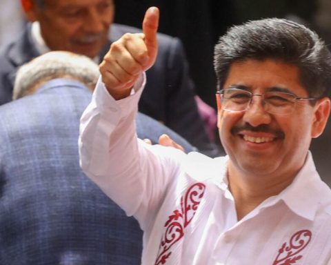 Indigenous people deliver basts of command to new ministers of the Court