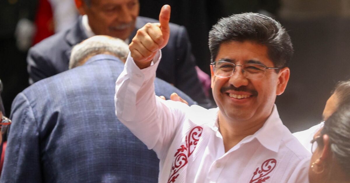 Indigenous people deliver basts of command to new ministers of the Court