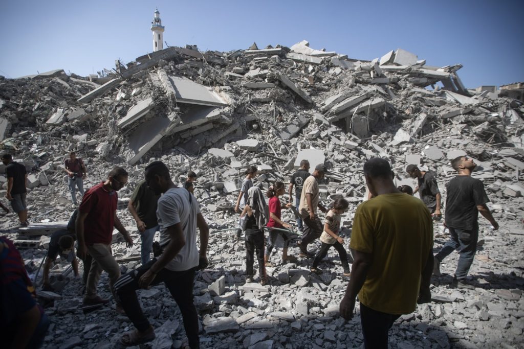 Israel destroys Gaza's highest tower in the midst of complaints for forced displacements
