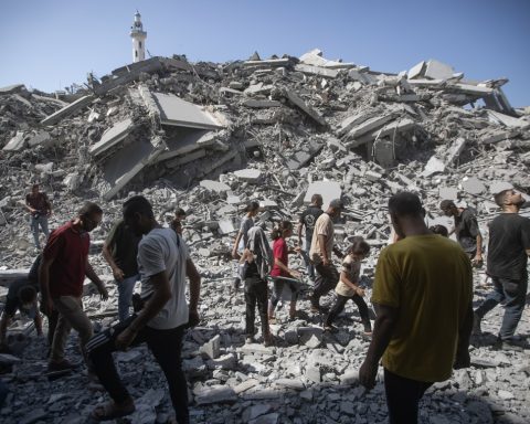 Israel destroys Gaza's highest tower in the midst of complaints for forced displacements
