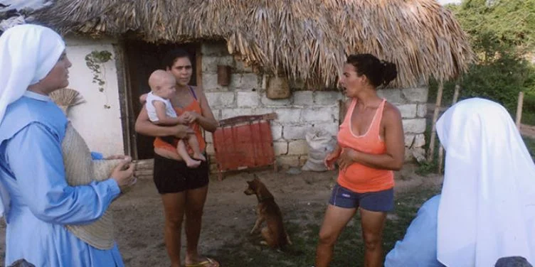 Misioneras de Jesús Verbo y Víctima durante la catequesis en Guasimal