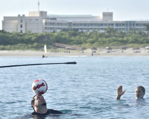 Jhoen Lefont draws a new world record for the waters of Varadero