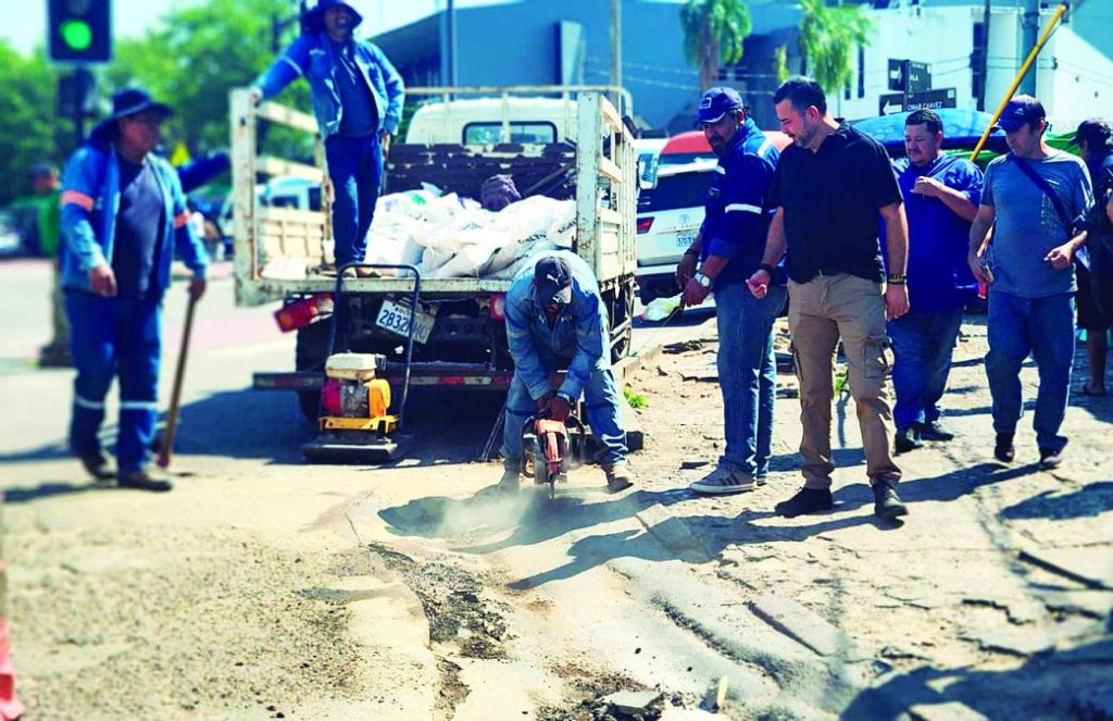 Jhonny makes settings in his cabinet and seeks to direct the final stretch of his management