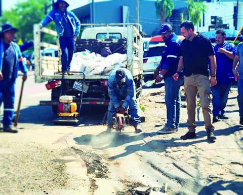 Jhonny makes settings in his cabinet and seeks to direct the final stretch of his management
