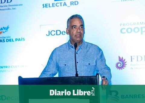 Joel Santos: 60 % Larimar stays Dominican artisans