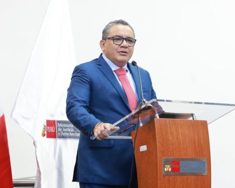 Juan José Santiváñez announces that he will challenge fiscal expertise of his voice