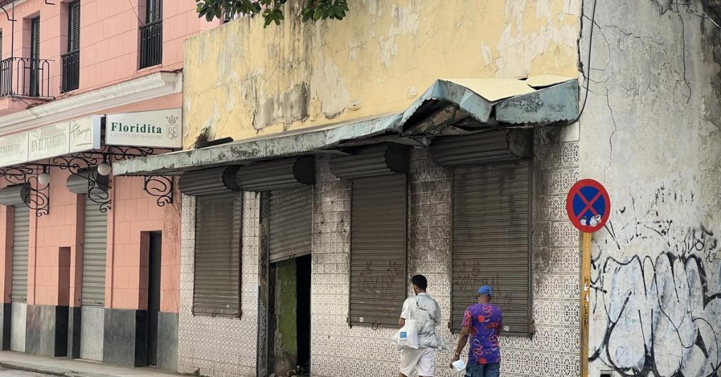 La Zaragoza, a gastronomic temple of Havana turned into ruin and public bathroom