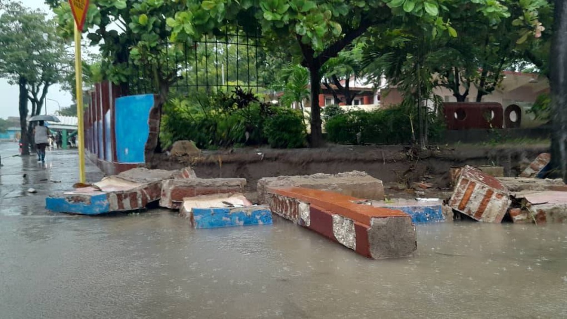 Landslides, closure of teaching activities and reservoirs favored by heavy rains in east of Cuba