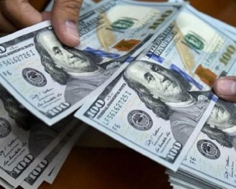 Loans in dollars grew 6.1% in August