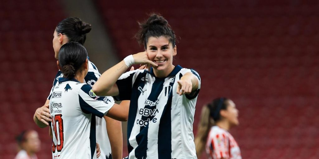 Lucía Garcia gives the tie to Monterrey